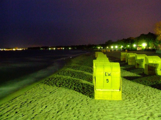 Strandkrbe bei Nacht