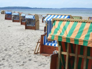 Strandkrbe in Reih und Glied, Niendorf